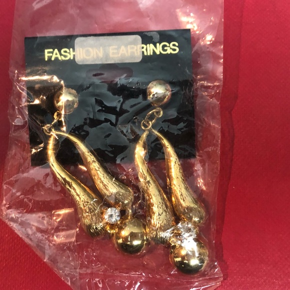 🔔 Gold bell style dangling earrings - Picture 3 of 4